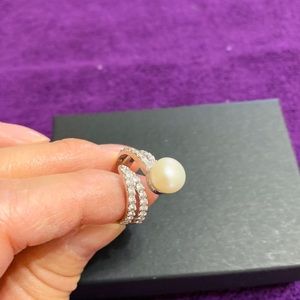 Very pretty pearl &cubic ring